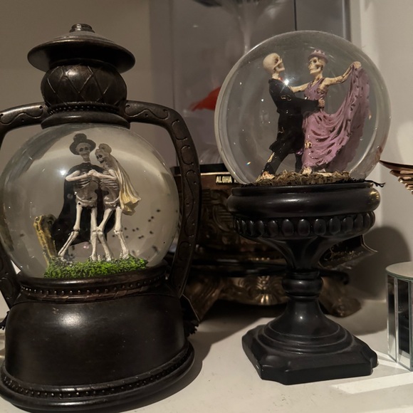 3 set Skeleton Snow Globe with Black Base different scenes dancing love skulls - Picture 2 of 6